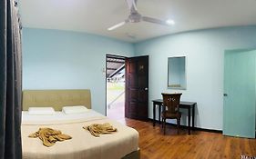 Sukau Backpackers Bed & Breakfast